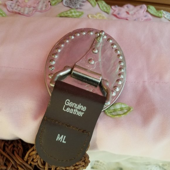 Genuine leather belt with rhinestones.